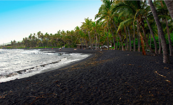 Biển Punalu'u, đảo lớn, Hawaii: Được hình thành từ dung nham của ngọn núi lửa vẫn còn hoạt động - Mauna Loa, cát đen của biển Punalu'u được yêu thích đến nỗi có các biển báo yêu cầu du khách không mang chúng đi để làm đồ lưu niệm. Nơi đây còn là nhà cho những chú rùa biển xanh tắm mình dưới ánh mặt trời trong xanh.
